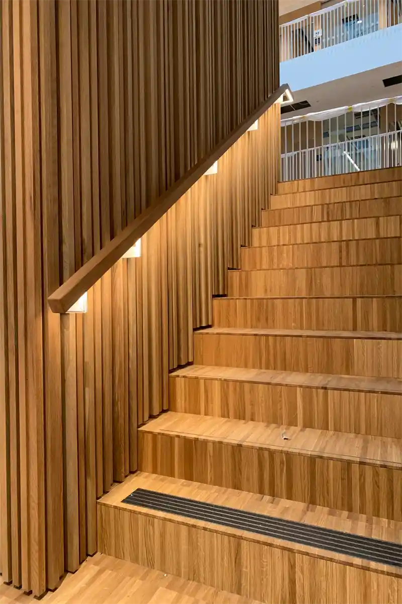 Stairwall_oak
